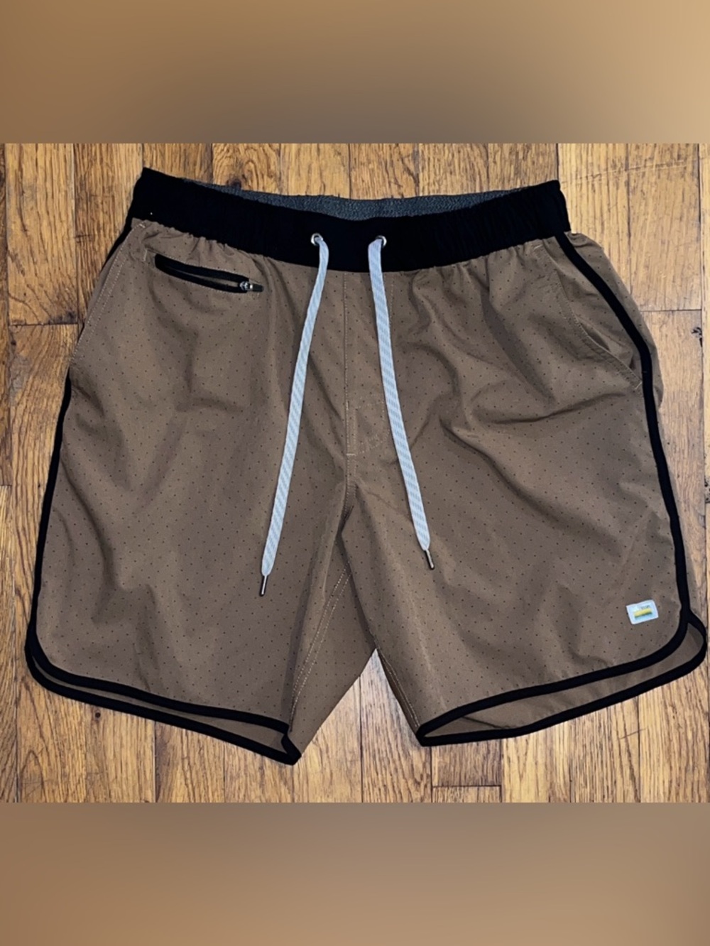 Vuori Shorts Mens M Brown Lightweight Vented Banks Performance 7" Inseam Stretch